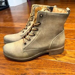 Taos Boots - Tan size 9-9.5